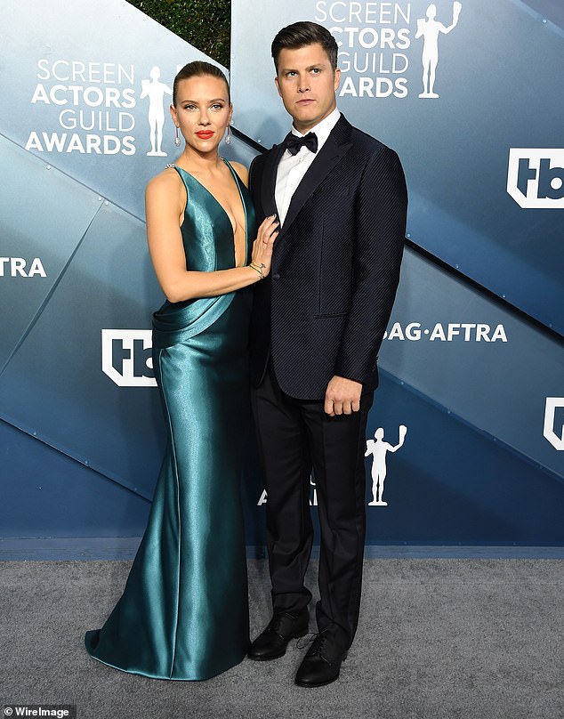 Dúo dinámico: Scarlett Johansson está embarazada de su primer hijo con su esposo Colin Jost, ya que se ven juntos en enero de 2020