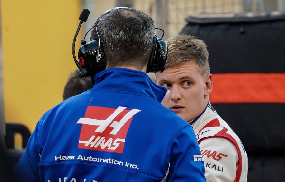 ¿Qué llama la atención del inspector Mick Schumacher en el parque cerrado?
