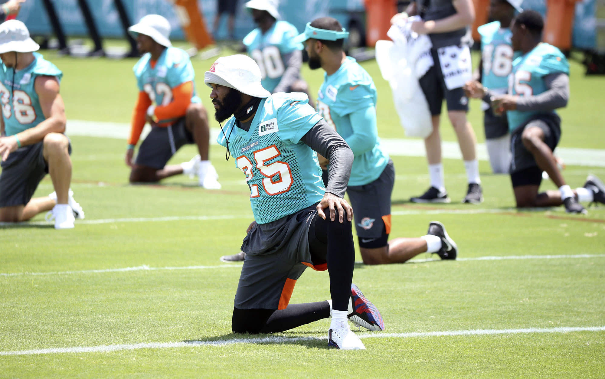 All-Pro CB Howard acuerda reelaborar contrato con Dolphins
