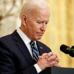 Biden promete completar la evacuación de Afganistán y perseguir a los líderes de ISIS después del ataque de Kabul