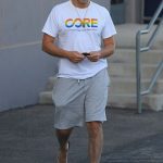 Bradley Cooper sale con una camiseta con estampado de arcoíris que anuncia la organización de ayuda ante desastres de Sean Penn