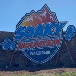 Dos mujeres recibieron disparos en el parque acuático Soaky Mountain (en la foto) en Sevierville, Tennessee, el sábado por la noche después de que estallara un altercado en el estacionamiento.