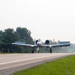 Cuatro aviones de ataque A-10C Thunderbolt II aterrizaron en una carretera en Michigan el jueves por la mañana como parte de un ejercicio de entrenamiento destinado a probar las capacidades de la Fuerza Aérea para operar en condiciones difíciles.