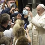 El Papa Francisco posa para una selfie mientras realiza su primera audiencia general en el Salón Pablo VI desde que se sometió a una cirugía intestinal el mes pasado.