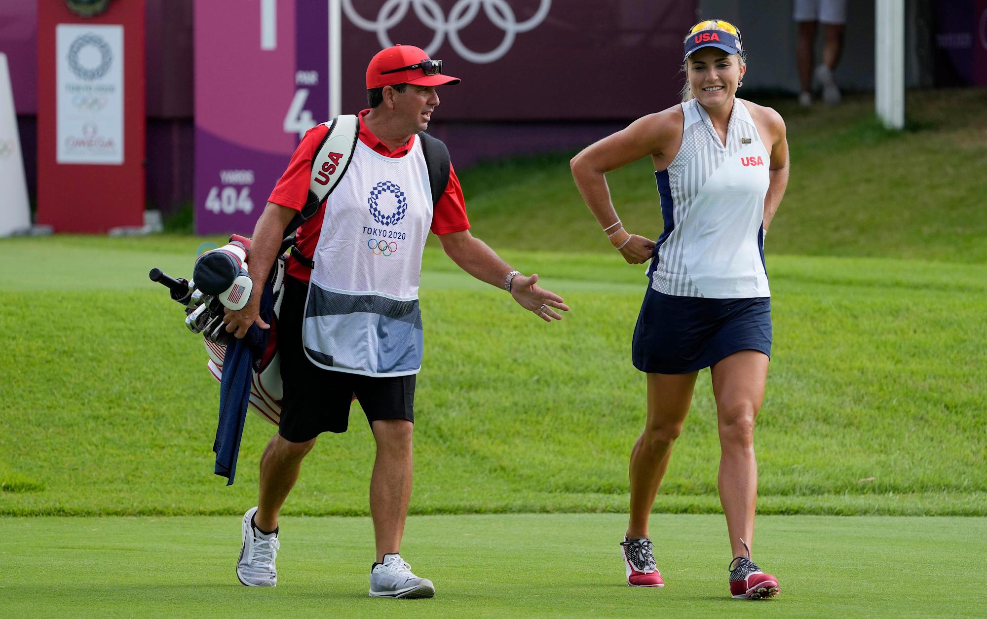 El caddie de Lexi Thompson, Jack Fulghum, renuncia a sus funciones debido al calor durante el torneo olímpico de golf femenino.