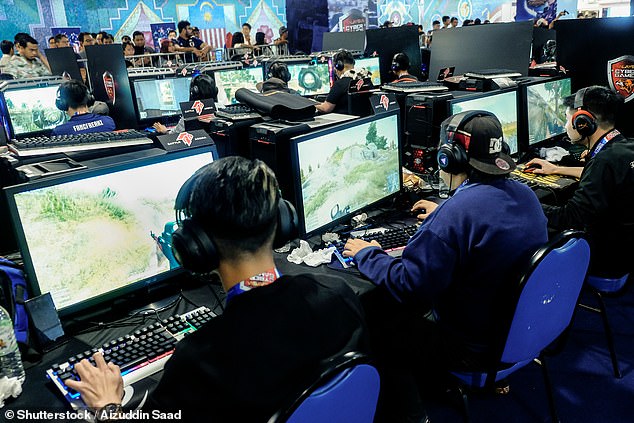 Las nuevas regulaciones en China limitan la cantidad de juegos en línea de los niños a solo tres horas a la semana, en comparación con 1.5 horas al día