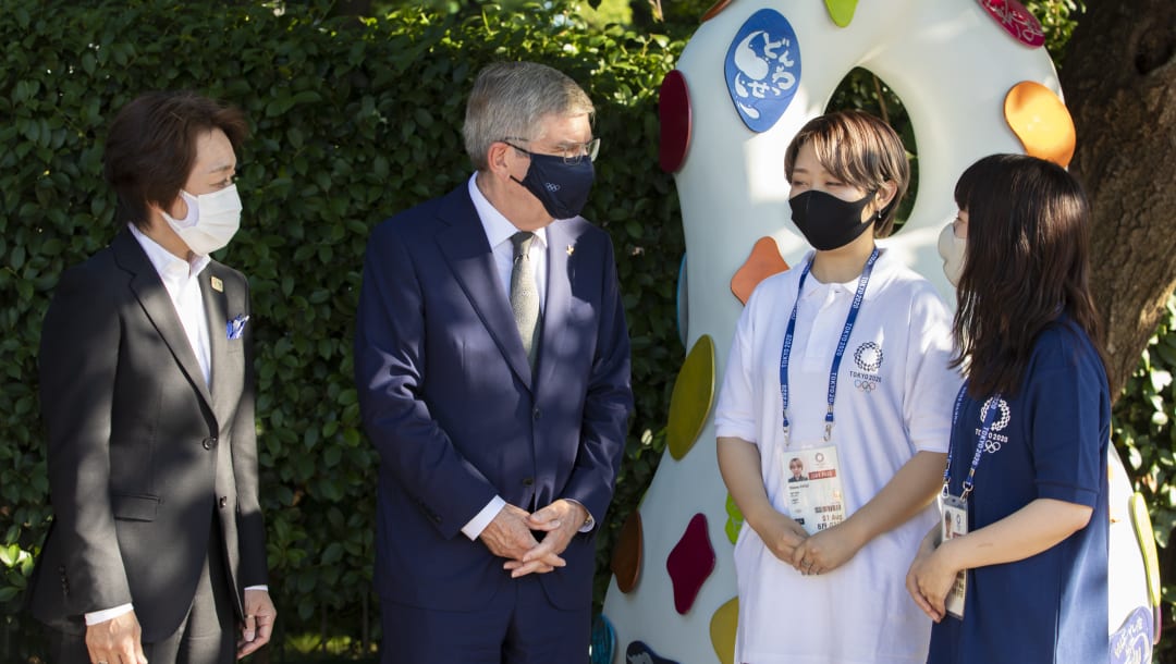 El presidente del COI, Bach, visita los monumentos de recuperación de Tokio 2020