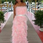 Emma Weymouth cautiva con un vestido de fiesta rosa con volantes mientras asiste al desfile de Dolce and Gabbana