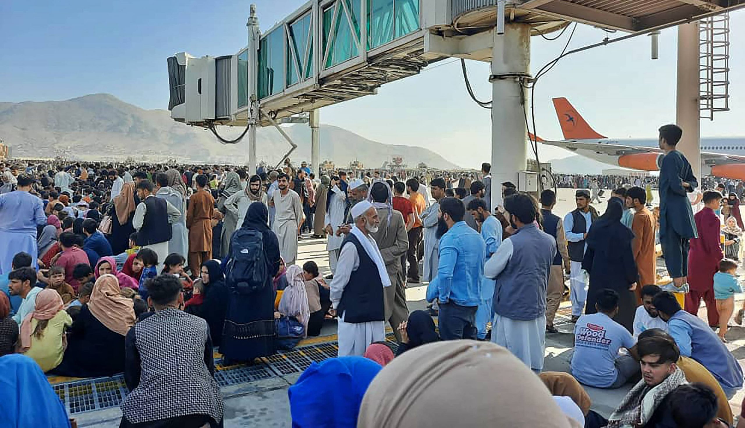 Escenas caóticas en el aeropuerto de Kabul mientras afganos y extranjeros huyen de los talibanes