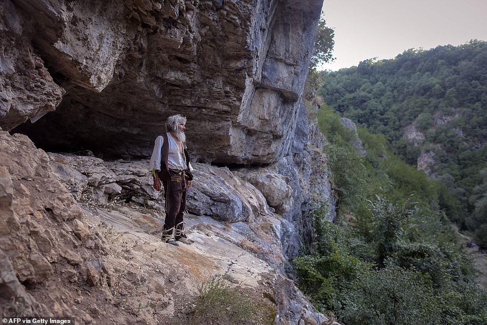 Panta Petrovic, de 70 años, solo descubrió que había una pandemia cuando se aventuró a salir de su pequeña cueva en la montaña y visitó la cercana ciudad de Pirot el año pasado.