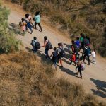 Estados Unidos comienza a enviar a familias migrantes a México lejos de la frontera: fuente