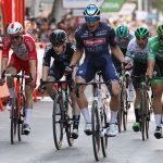 Jasper Philipsen llega primero a la línea en la caótica final de la quinta etapa de la Vuelta a España 2021