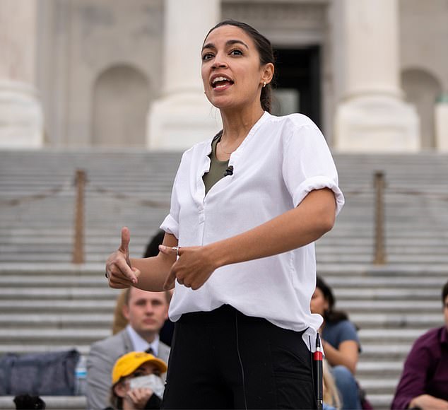 AOC (en la foto en los escalones del Capitolio de los EE. UU.) Y The Squad celebran cuando Biden ordena a los CDC comenzar una nueva moratoria de 60 DÍAS sobre los desalojos