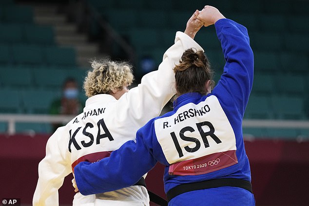 La judoca de Arabia Saudita Tahani al-Qahtani dio un paso al frente para luchar contra la israelí Raz Hershko en los 78 kg femeninos incluso en Tokio el viernes, desafiando la presión para un boicot.