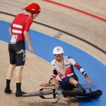 Juegos Olímpicos de Tokio 2020: el ciclista danés se estrella contra la parte trasera de Charlie Tanfield de GB durante el calor de persecución del equipo