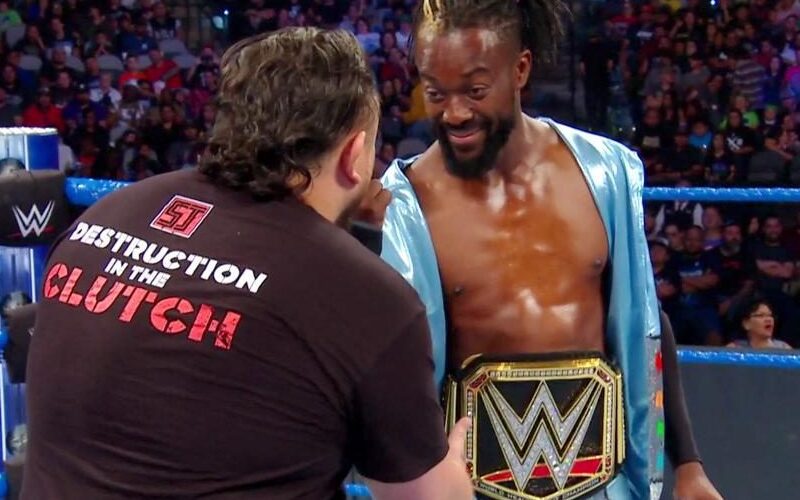 Kofi Kingston necesitaba el permiso de Vince McMahon para usar el dedo medio en la televisión
