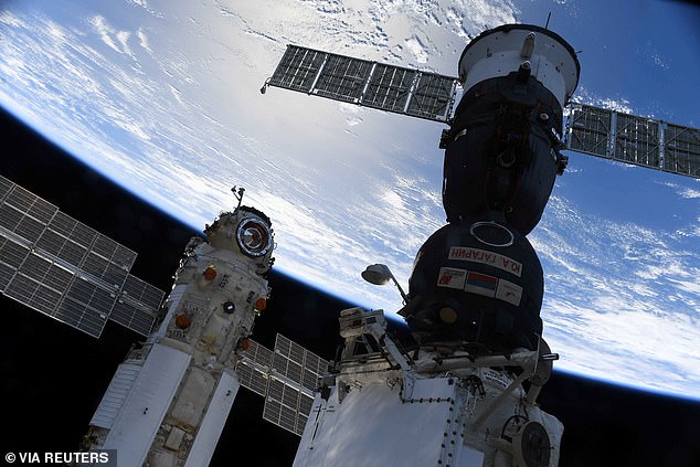 La NASA ha revelado nuevos detalles sobre un percance preocupante que vio a la Estación Espacial Internacional (ISS) fuera de control por un módulo de investigación ruso de 22 toneladas.  Se ve a Nauka (izquierda) acoplada a la ISS junto a la nave espacial Soyuz MS-18 el 29 de julio de 2021