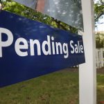 Los compradores de viviendas firman menos contratos en julio, ya que los altos precios enfrían el mercado de verano