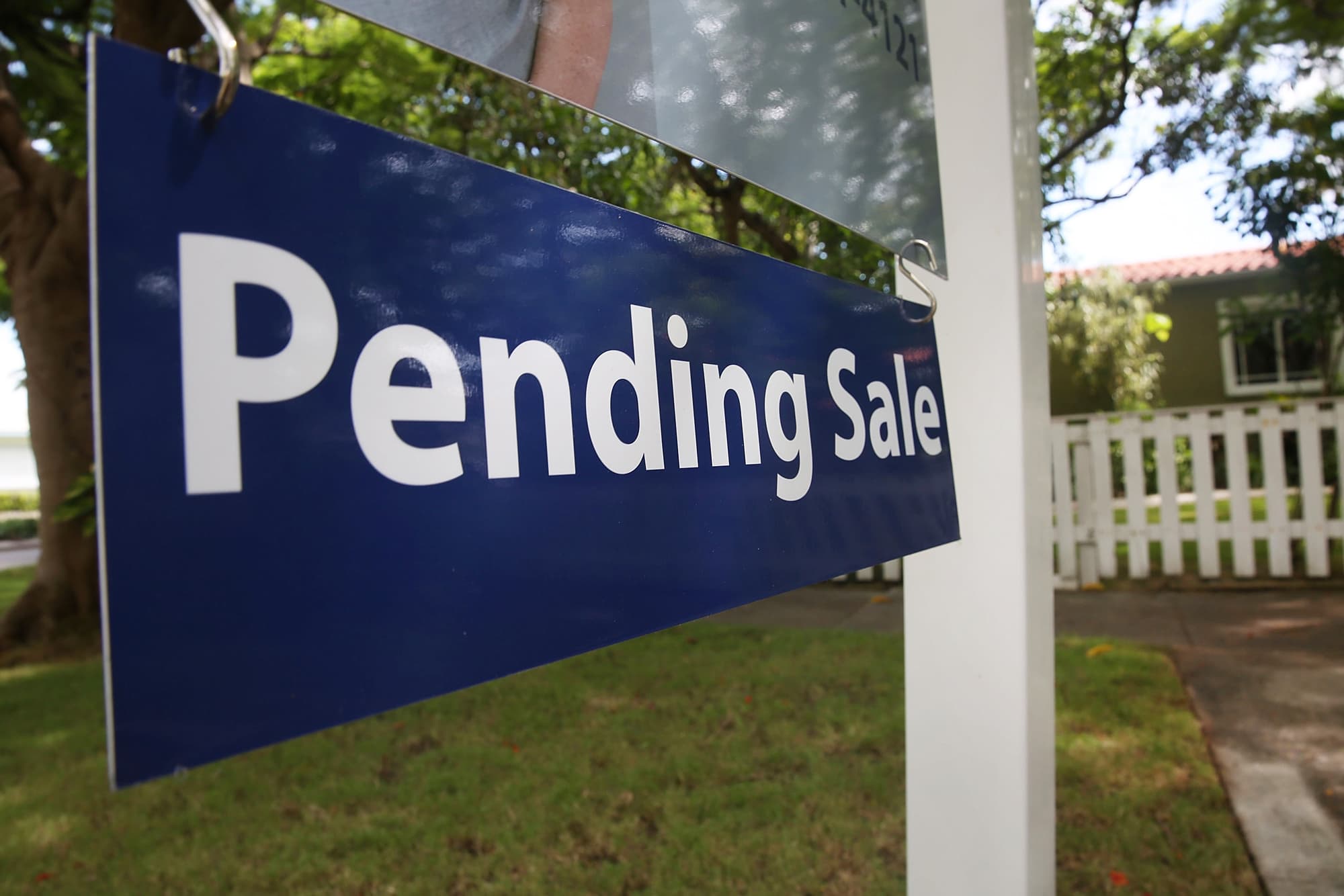 Los compradores de viviendas firman menos contratos en julio, ya que los altos precios enfrían el mercado de verano