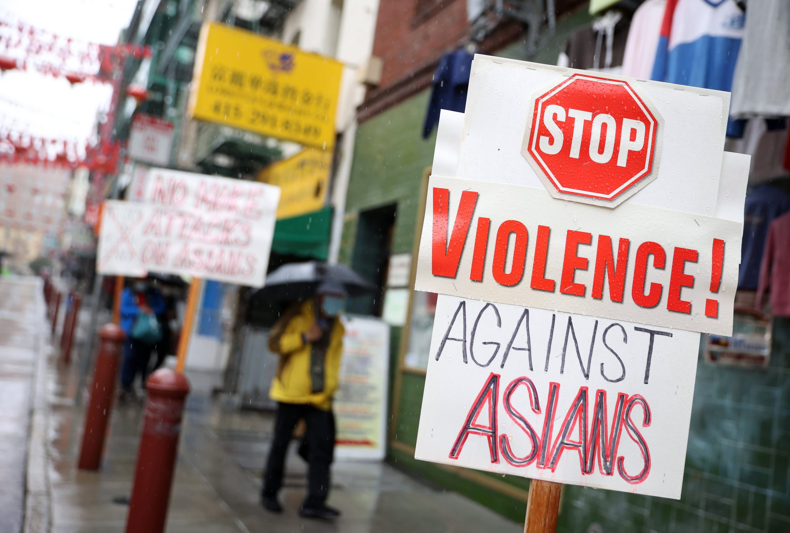 Los crímenes de odio contra los asiáticos y negros aumentan drásticamente en los EE. UU., Dice el FBI