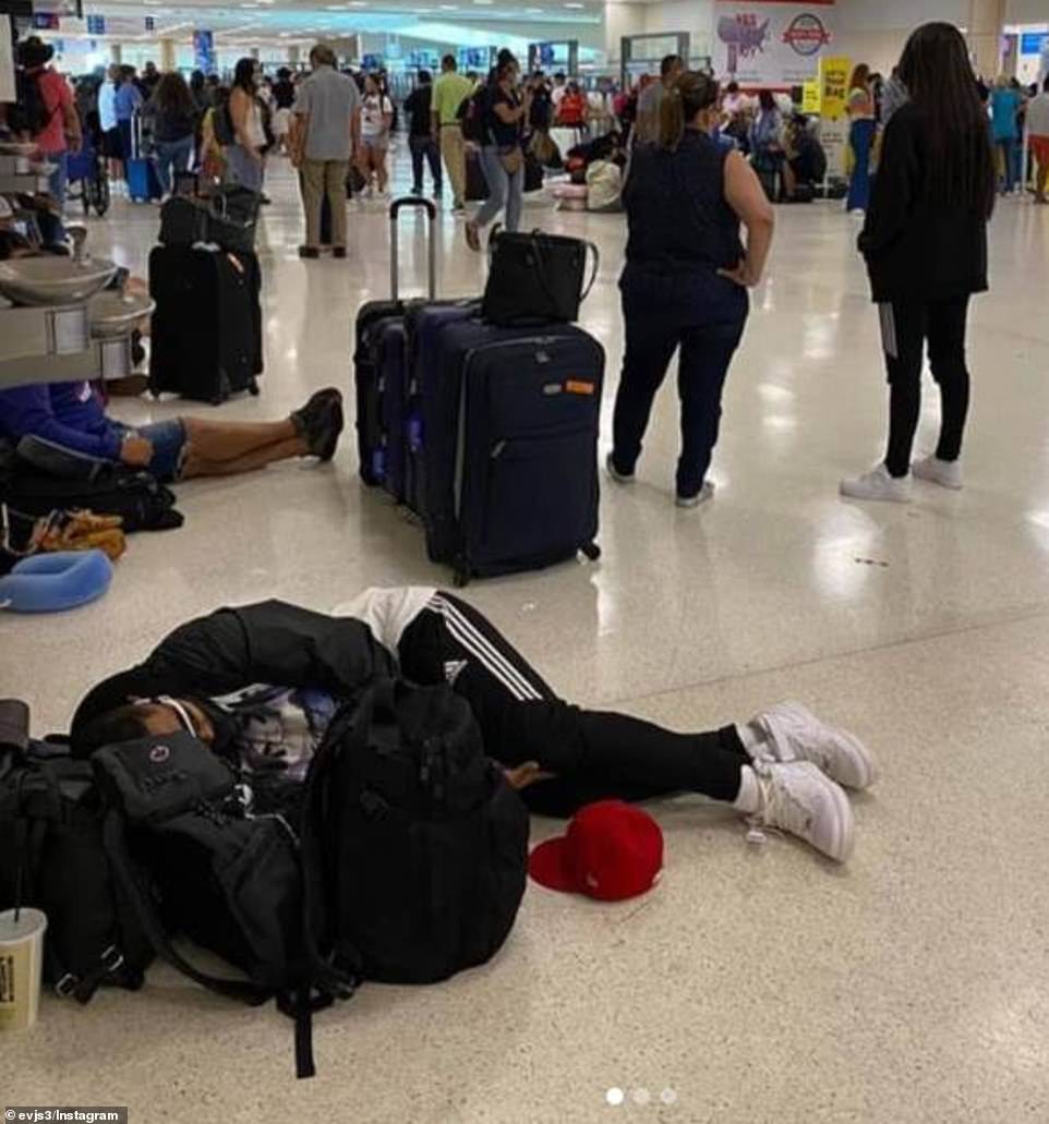 Un hombre es fotografiado durmiendo en el aeropuerto de San Juan en Puerto Rico el lunes, en medio de cancelaciones generalizadas por parte de Spirit y otros.