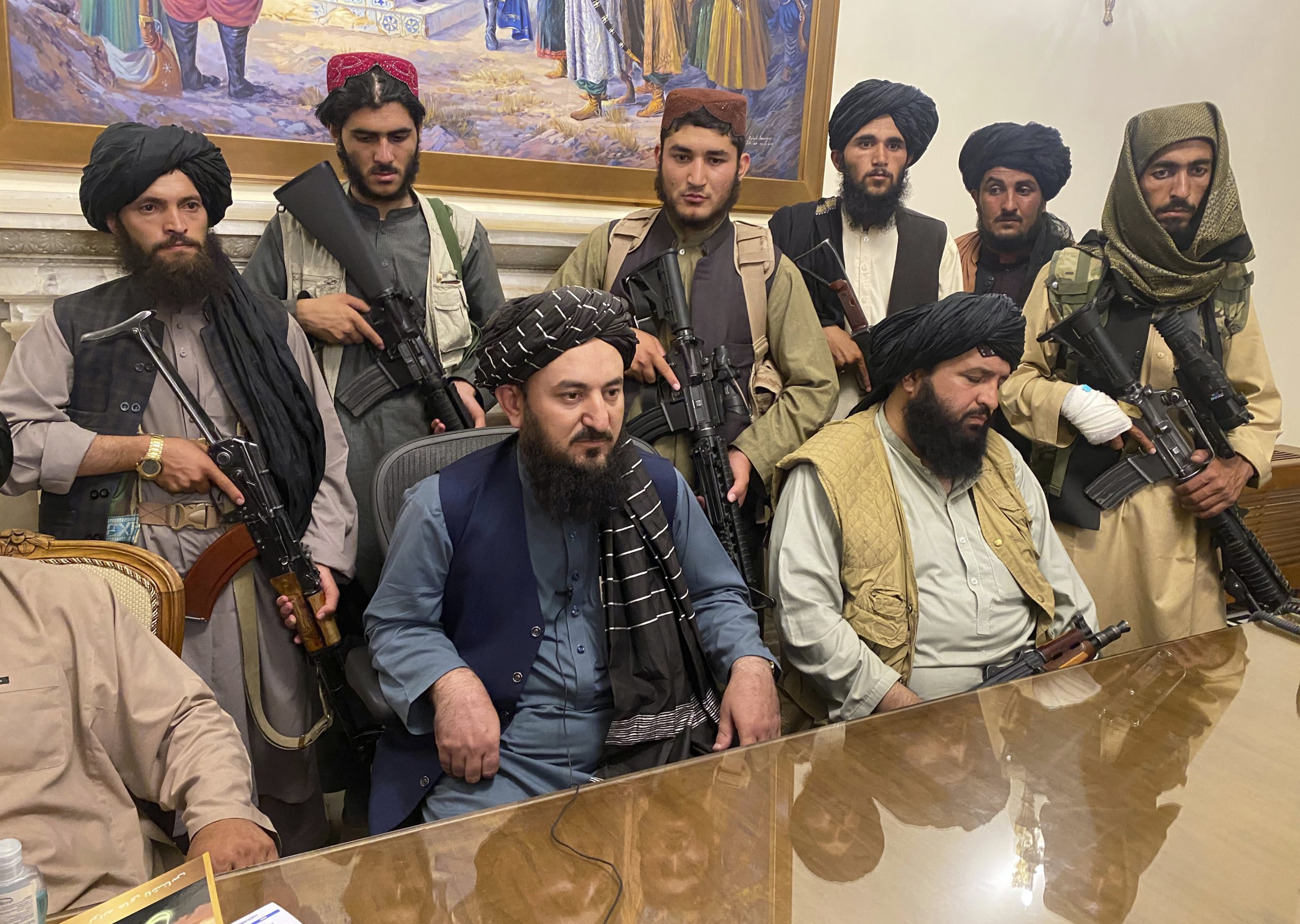 Los talibanes toman el palacio presidencial en Kabul mientras los diplomáticos occidentales huyen