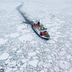 Grandes extensiones del hielo marino ártico más antiguo y grueso tienen un alto riesgo de derretirse este verano, advirtió un nuevo estudio.  El buque de investigación Polarstern se muestra a la deriva en el hielo marino del Ártico