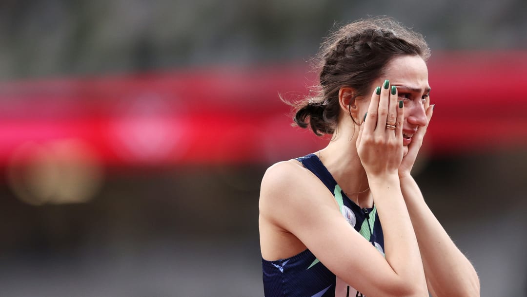 Mariya Lasitskene de la República de China se eleva por encima de la competencia para ganar el oro femenino en salto de altura
