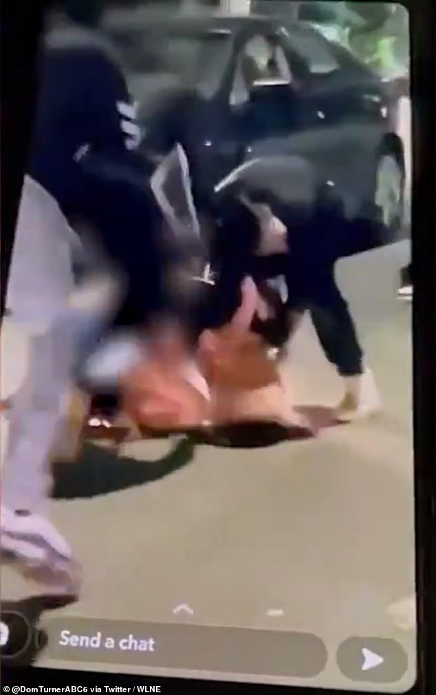 La víctima es vista en video de teléfono celular obtenido por WLNE-TV de Providence siendo arrastrada fuera de su auto.