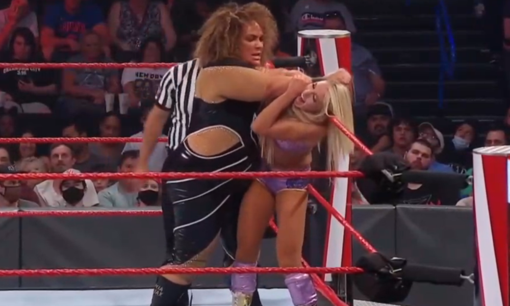 Nia Jax y Charlotte Flair aparentemente comenzaron a dispararse durante el combate de WWE Raw