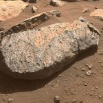 Después de que el rover Perseverance de la NASA se quedara vacío en su intento de recolectar muestras de rocas de Marte a principios de este mes, está listo para otra ronda.  La agencia espacial estadounidense dijo el jueves que el rover desgastará o raspará una roca apodada 'Rochelle' (en la foto) con una herramienta en su brazo robótico.