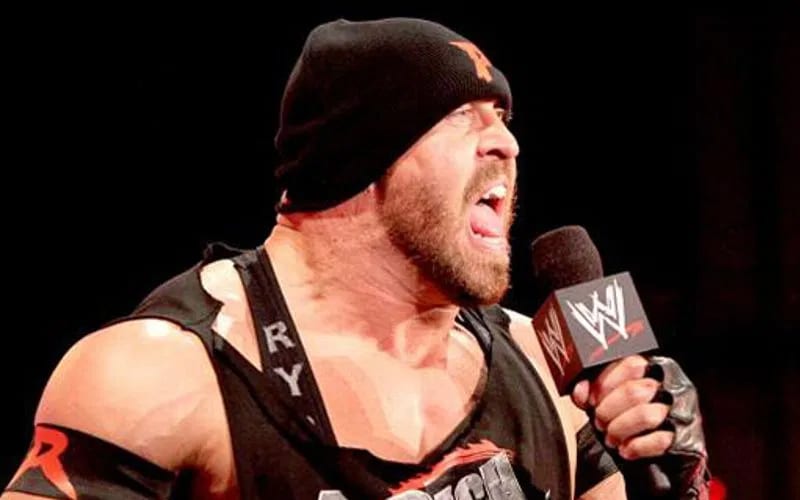 Ryback critica a los socios de WWE por que la compañía lo reprima en las redes sociales
