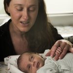 Mientras se someten a procedimientos en cuidados intensivos, los bebés prematuros sienten menos dolor si pueden escuchar las voces de su madre, concluyó un estudio.  En la foto: una madre calma a su hijo