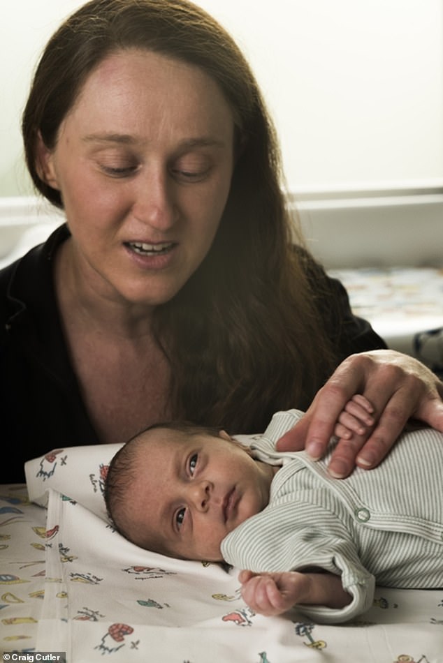Mientras se someten a procedimientos en cuidados intensivos, los bebés prematuros sienten menos dolor si pueden escuchar las voces de su madre, concluyó un estudio.  En la foto: una madre calma a su hijo