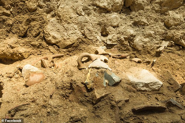 Las excavaciones de la Autoridad de Antigüedades de Israel (IAA) en el Parque Nacional de la Ciudad de David revelaron una capa de destrucción durante las excavaciones, que consistió en muros derrumbados, cerámica rota y trozos y pedazos de otros bienes.
