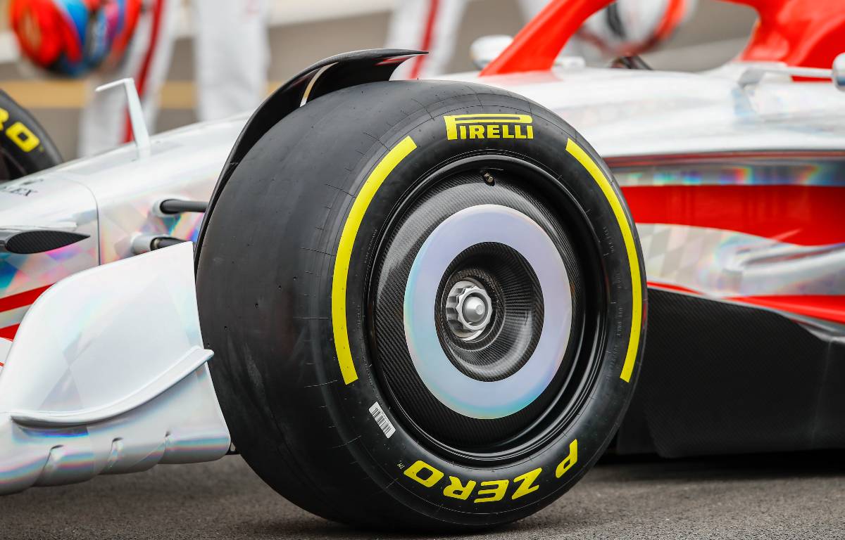 Sebastian Vettel 'no puede ver los bordillos' con los neumáticos 2022