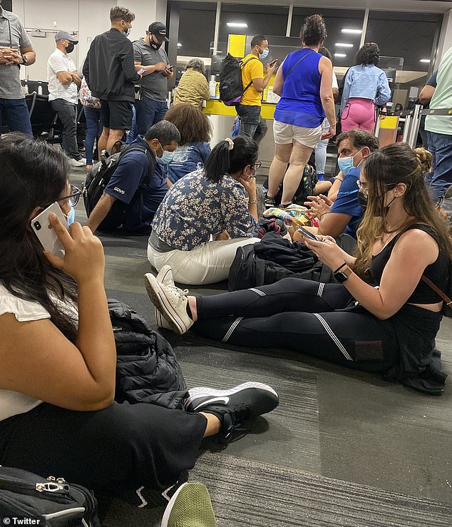 El lunes, la aerolínea con sede en Florida canceló más de 200 vuelos en todo Estados Unidos, además de 165 vuelos cancelados el domingo, dejando a los viajeros frustrados en ciudades como San Juan, Orlando y Fort Lauderdale.