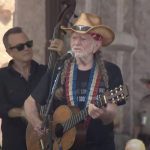 Vea a Willie Nelson actuar en la Marcha por los Derechos Electorales en Austin