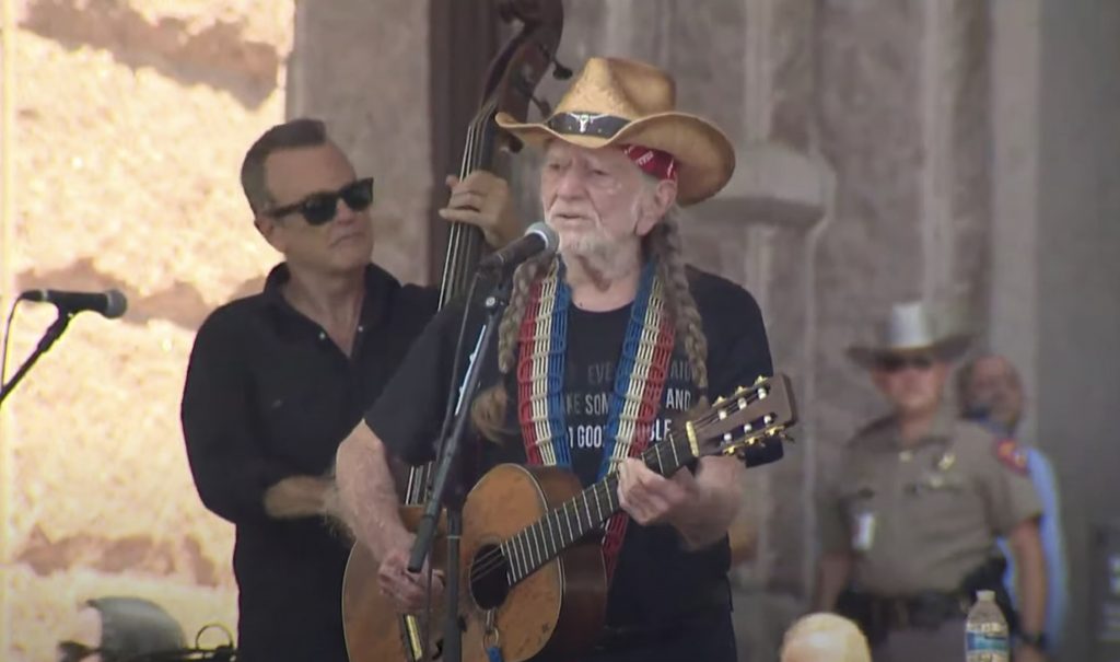 Vea a Willie Nelson actuar en la Marcha por los Derechos Electorales en Austin