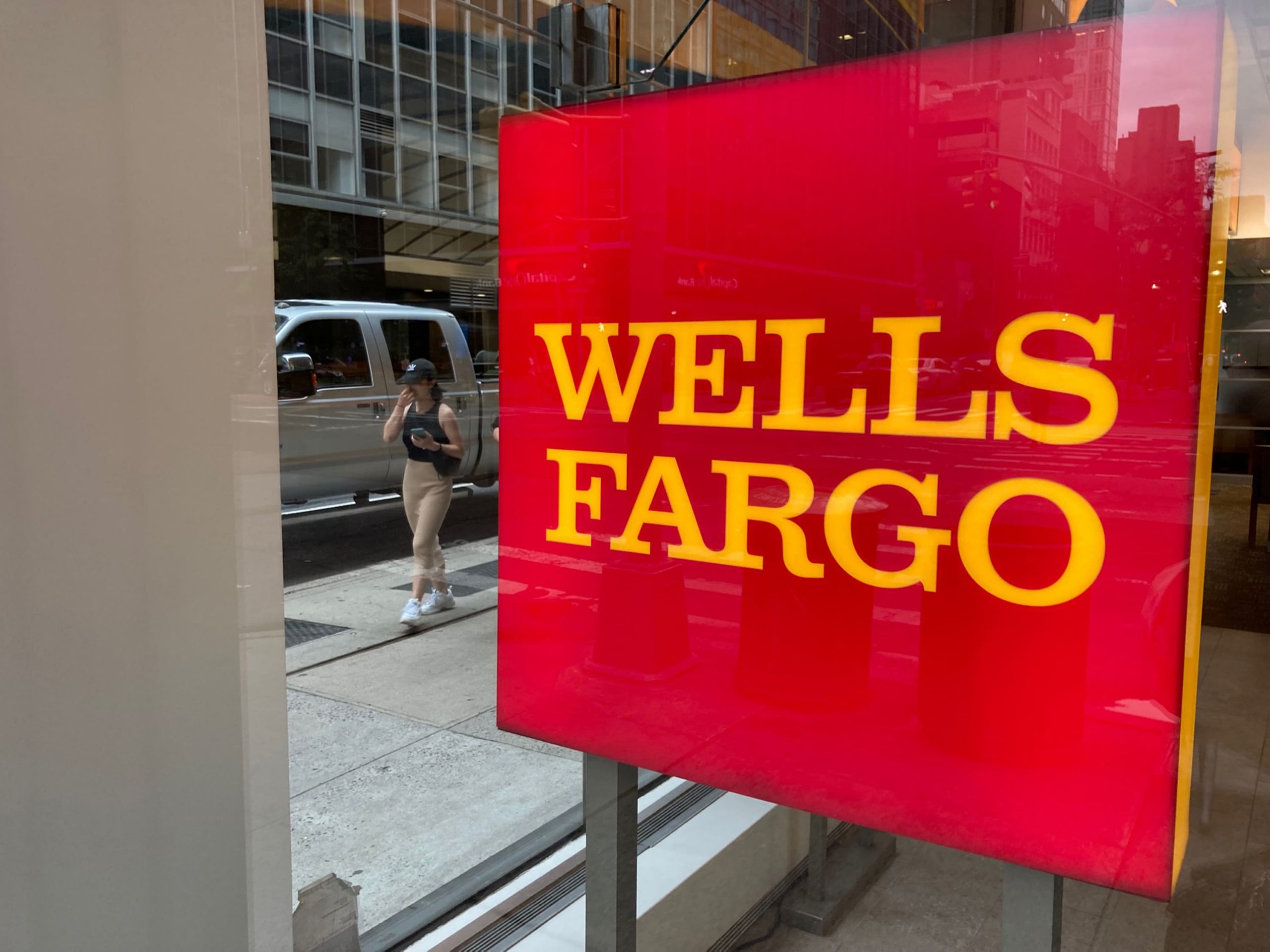 Wells Fargo pospone los planes de regreso a la oficina por un mes en medio del aumento del coronavirus