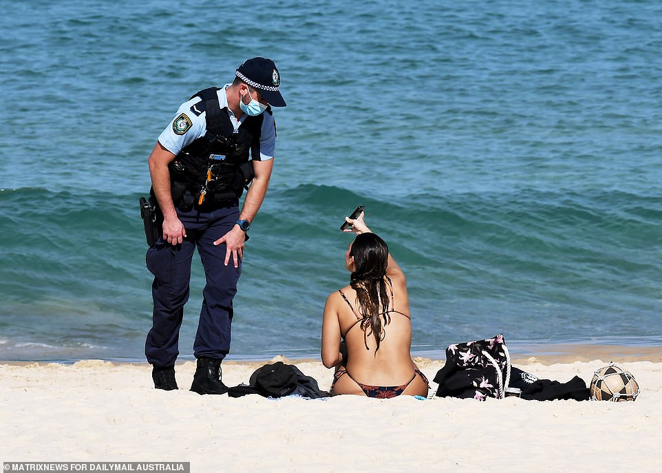Bondi Beach, Sydney: la policía verifica las identificaciones para garantizar que los visitantes de la playa cumplan con el radio de ejercicio estipulado en las directivas de encierro