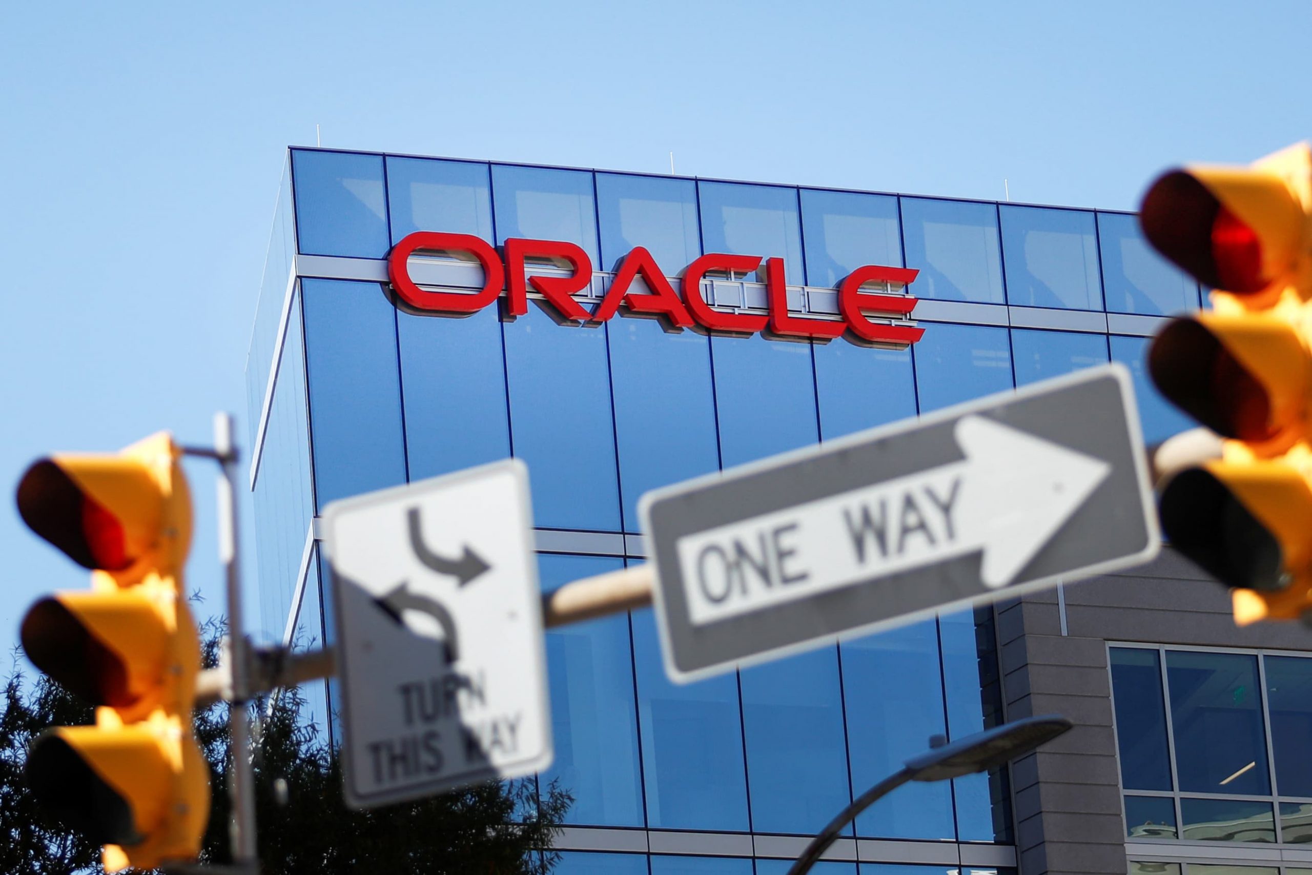 Acciones que hacen los mayores movimientos al mediodía: Oracle, General Electric, Southwest Airlines y más