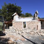 Una capilla ortodoxa griega dañada después de un fuerte terremoto en la aldea de Arkalochori en el centro de Creta.  Al menos una persona murió por la caída de escombros mientras los rescatistas buscan recuperarse más de los escombros.