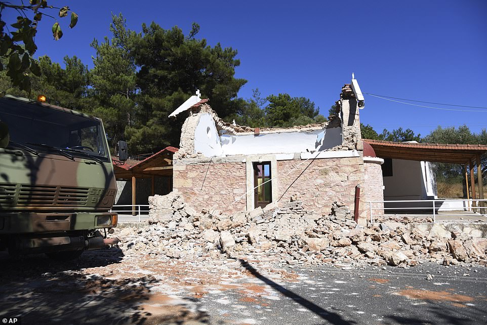 Una capilla ortodoxa griega dañada después de un fuerte terremoto en la aldea de Arkalochori en el centro de Creta.  Al menos una persona murió por la caída de escombros mientras los rescatistas buscan recuperarse más de los escombros.