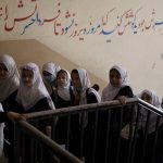 Algunas niñas afganas regresan a la escuela, otras enfrentan una espera ansiosa