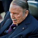 Argelia entierra al expresidente Bouteflika en un funeral silencioso