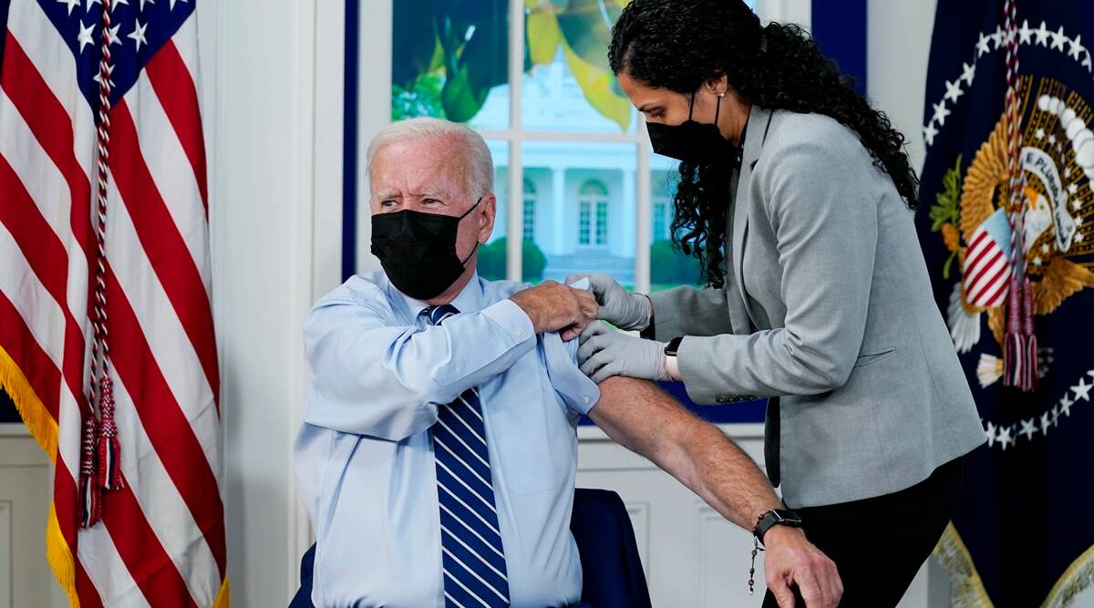 Biden recibe una vacuna de refuerzo de Covid-19 a medida que se implementan dosis adicionales