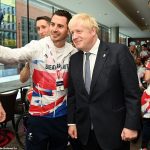 Boris Johnson posa con los paralímpicos en los Juegos Paralímpicos de la Lotería NacionalGB Homecoming en SSE Arena Wembley