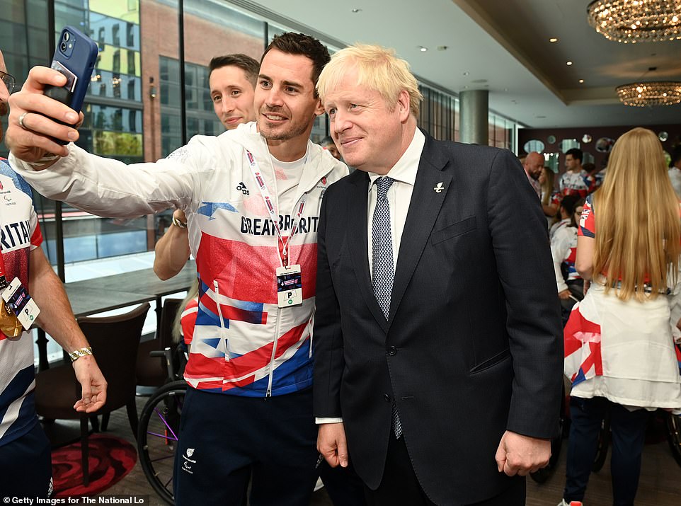 Boris Johnson posa con los paralímpicos en los Juegos Paralímpicos de la Lotería NacionalGB Homecoming en SSE Arena Wembley