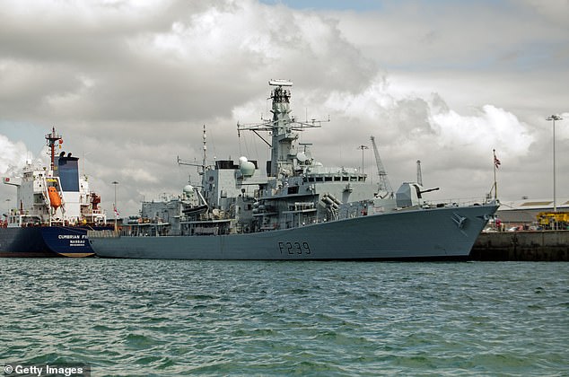 Beijing afirmó hoy que 'siguió y advirtió' al HMS Richmond (en la foto de Portsmouth) mientras navegaba por el Estrecho de Taiwán.  Las aguas son internacionales pero China las reclama como propias